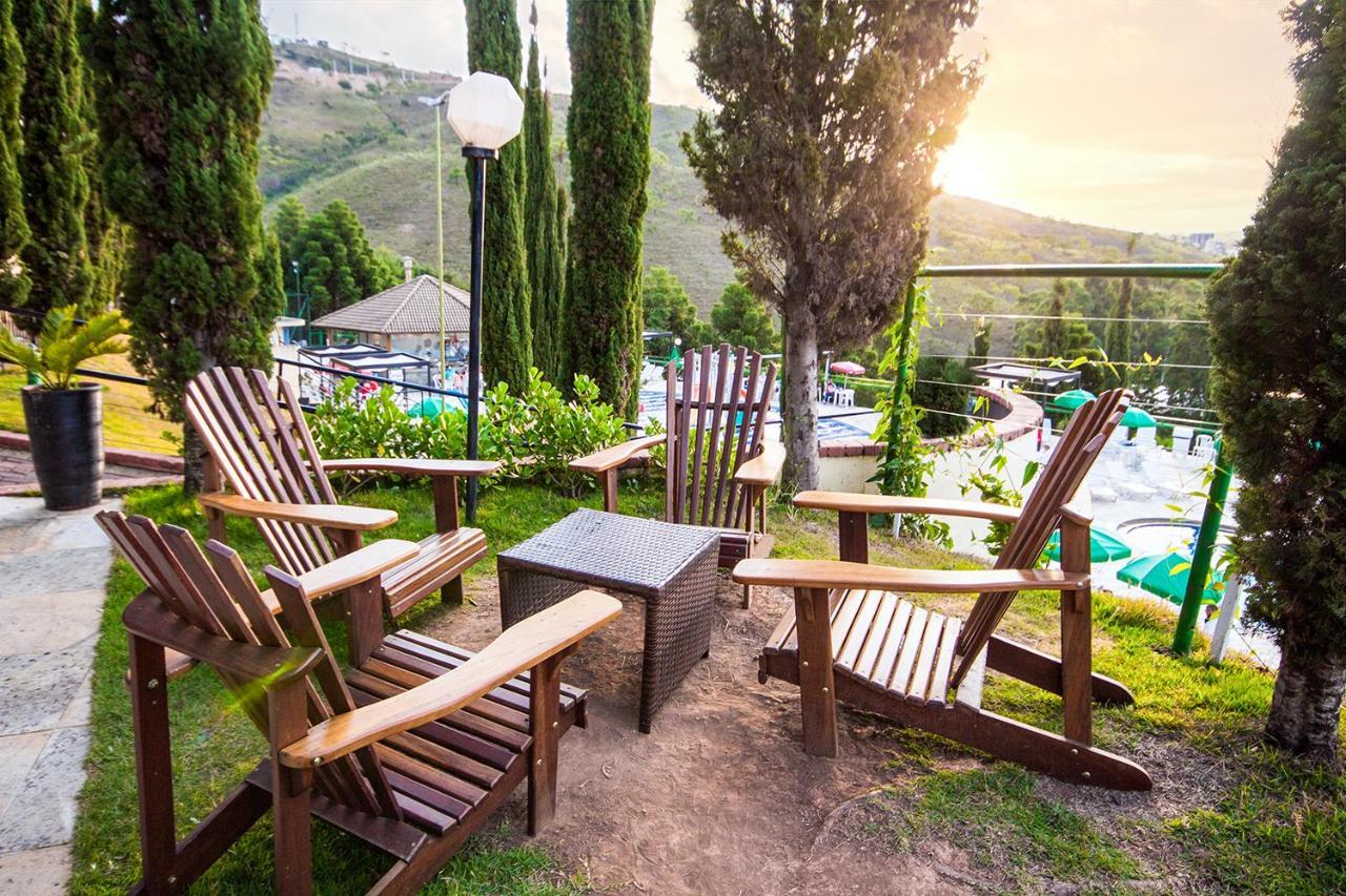波索卡达黄金公园全包酒店 Poços de Caldas 外观 照片 Adirondack chairs at the Sun Valley Lodge