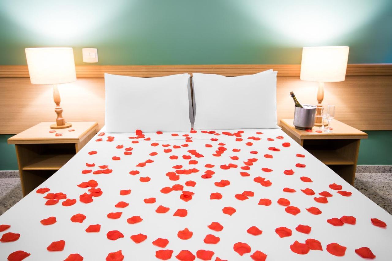 波索卡达黄金公园全包酒店 Poços de Caldas 外观 照片 Rose petals on a bed
