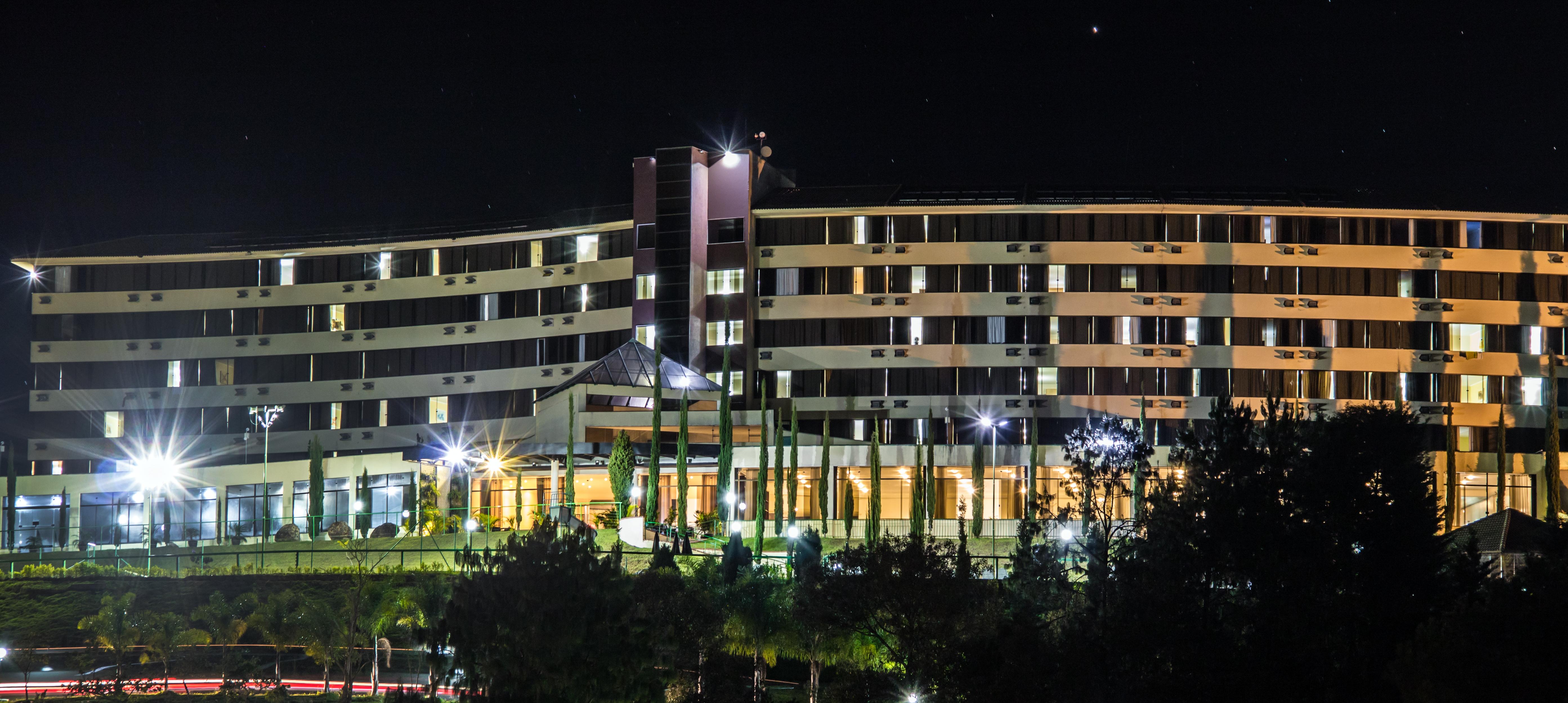 波索卡达黄金公园全包酒店 Poços de Caldas 外观 照片 The hotel at night