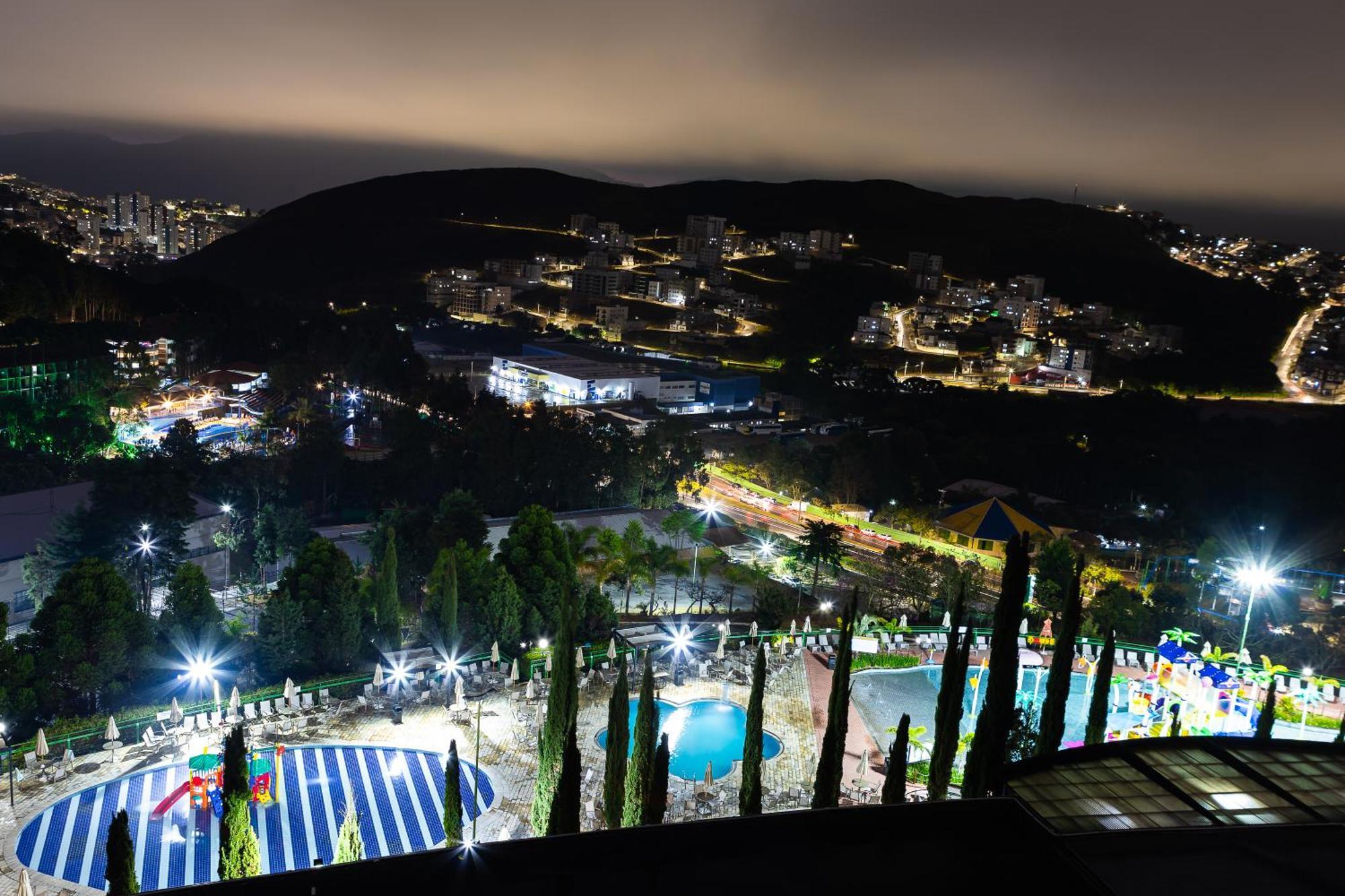 波索卡达黄金公园全包酒店 Poços de Caldas 外观 照片 View of the park at night