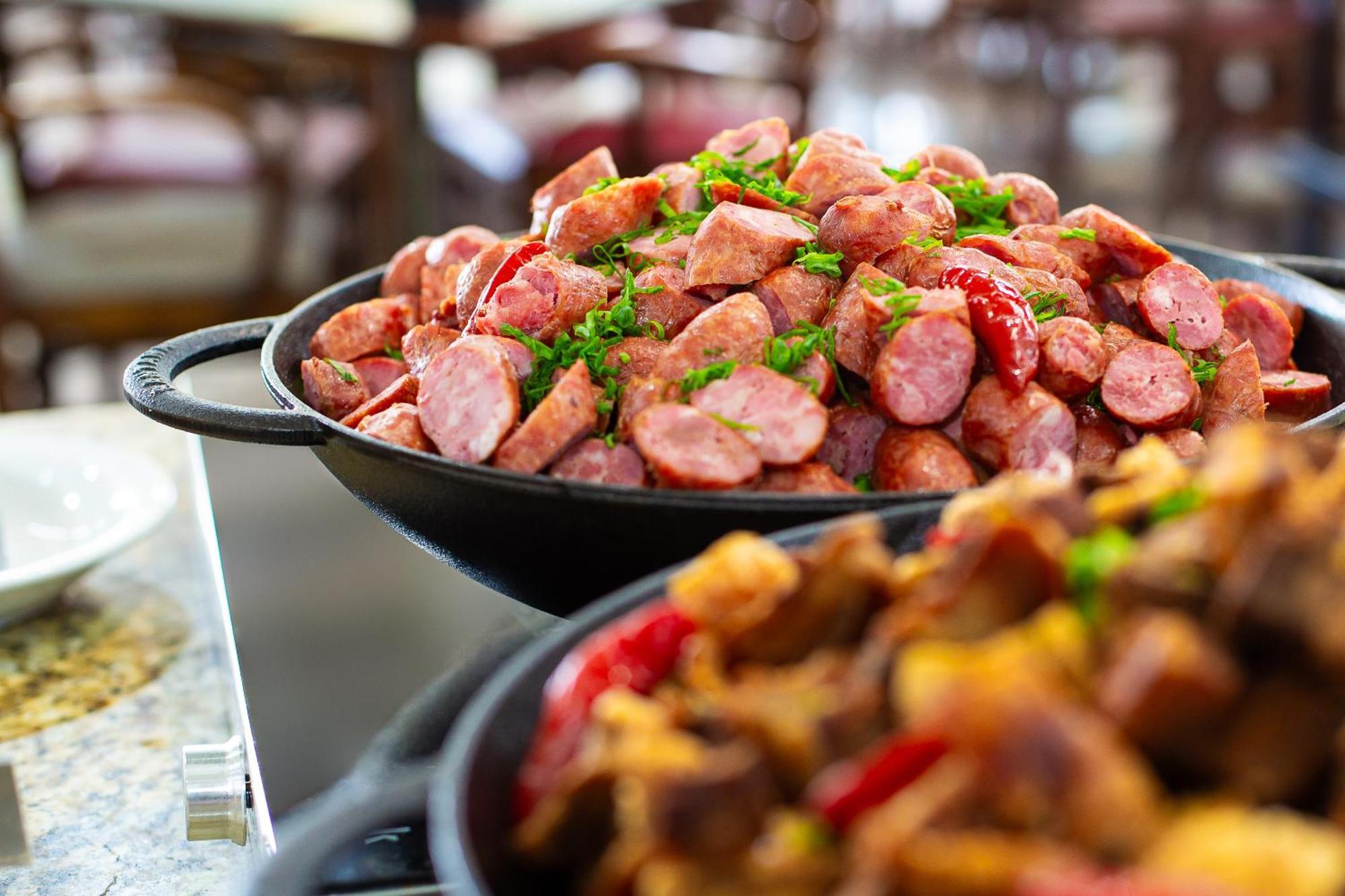 波索卡达黄金公园全包酒店 Poços de Caldas 外观 照片 Kielbasa prepared in a skillet