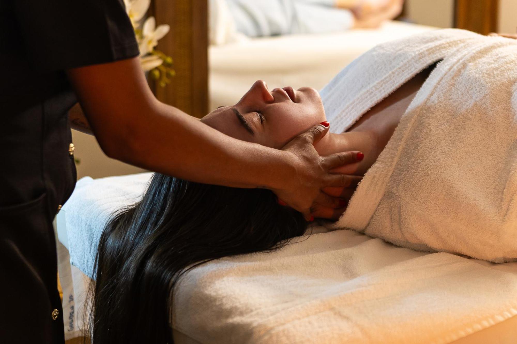 波索卡达黄金公园全包酒店 Poços de Caldas 外观 照片 A woman receiving a head massage