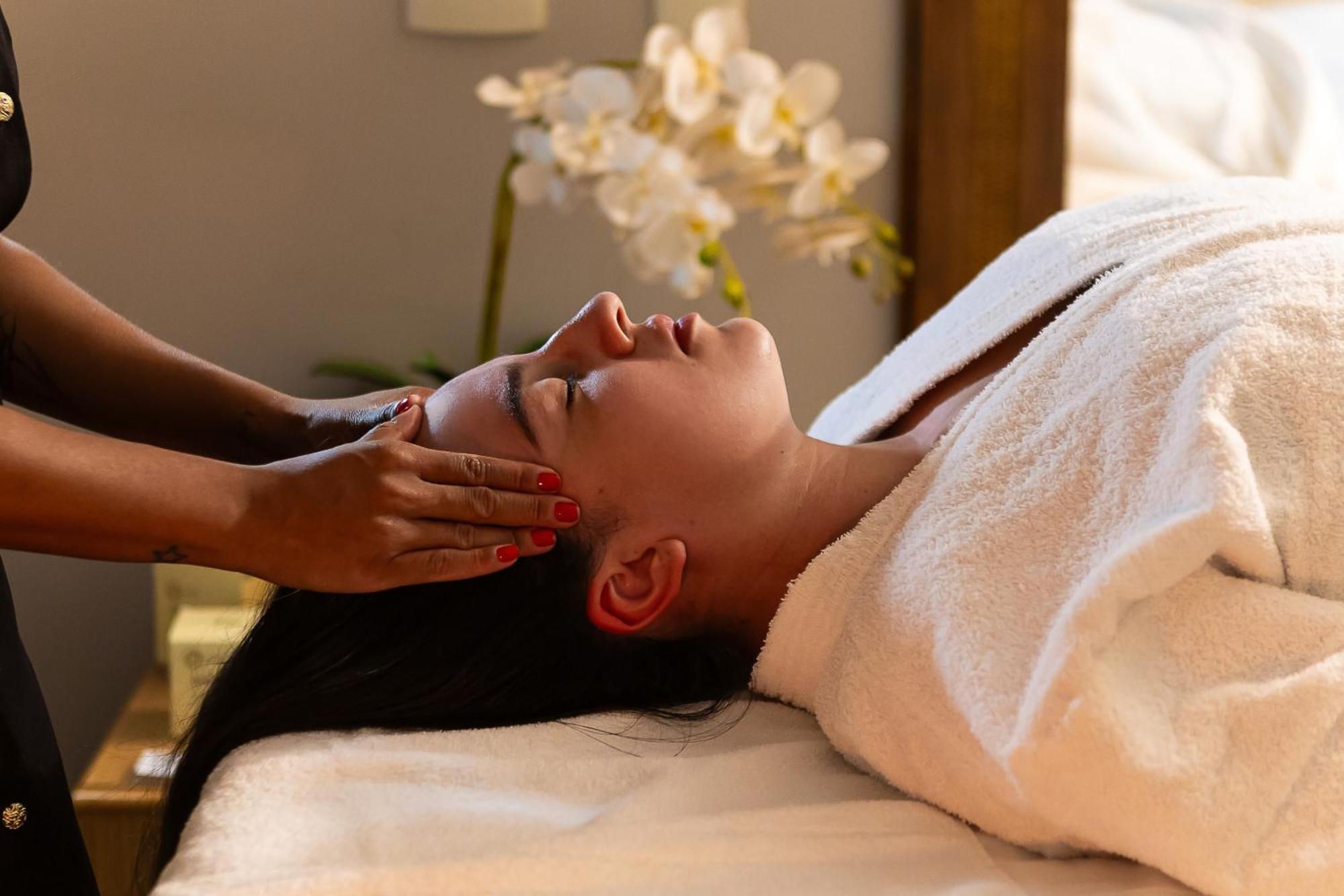 波索卡达黄金公园全包酒店 Poços de Caldas 外观 照片 A woman receiving a facial massage